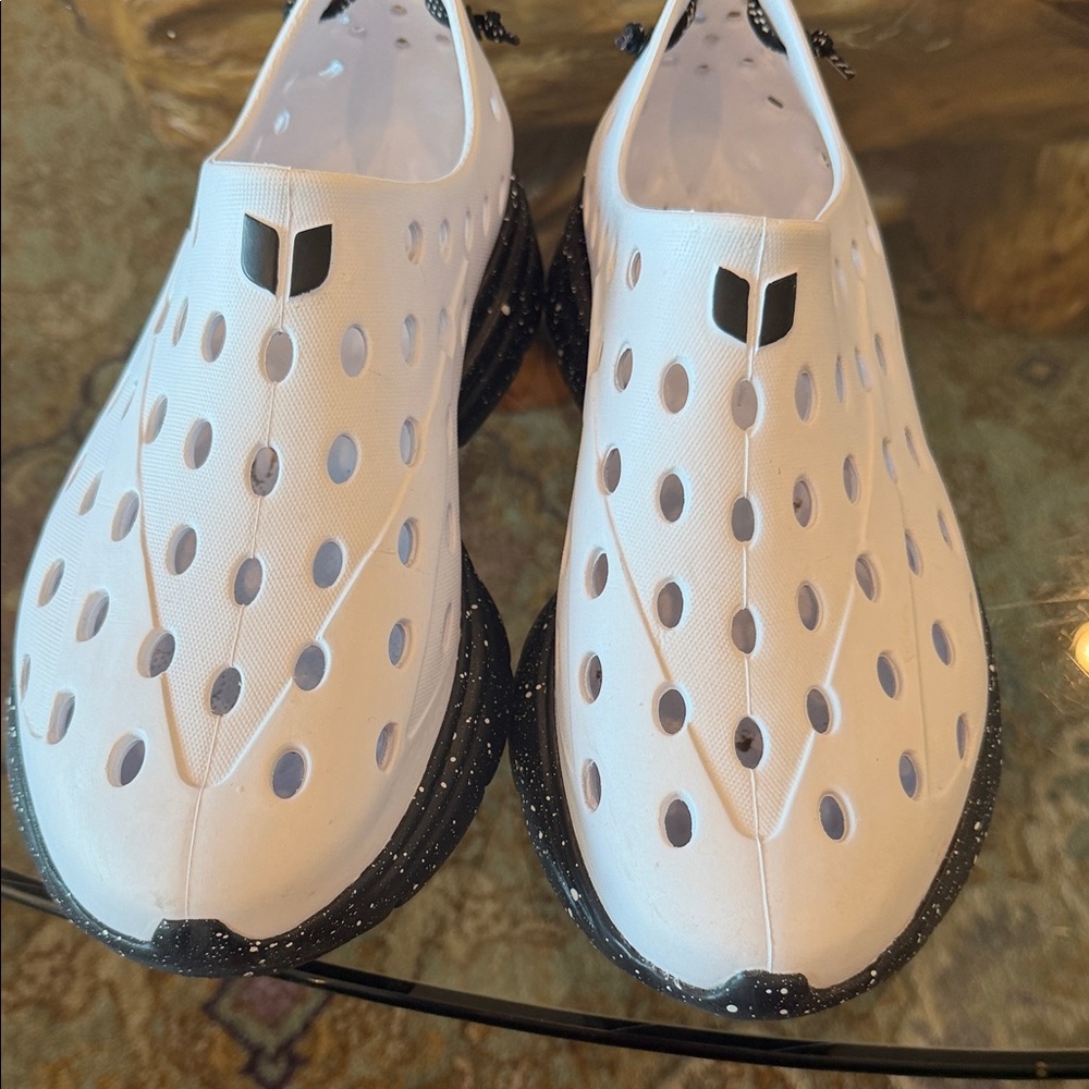 Kane Revive Active Recovery Shoes in the "White/Black Speckle" colorway